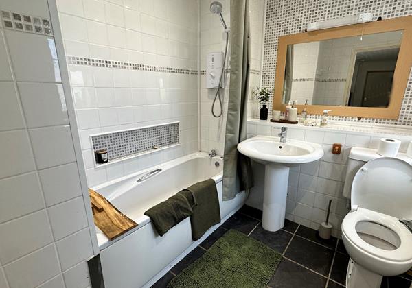 Cherry-Tree-Lodge-Main-Bathroom