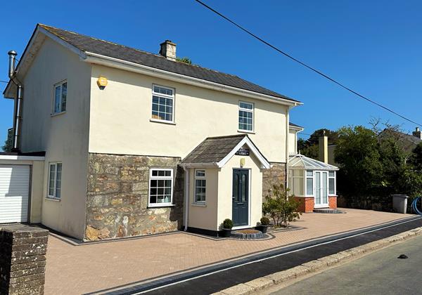 Cherry-Tree-Lodge-Front-Drive